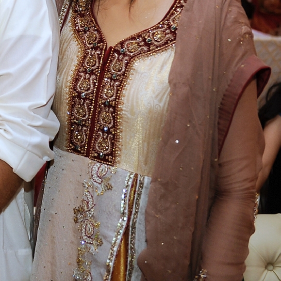 Pakistani 3 piece exquisite shalwar kameez gown - Picture 11 of 13